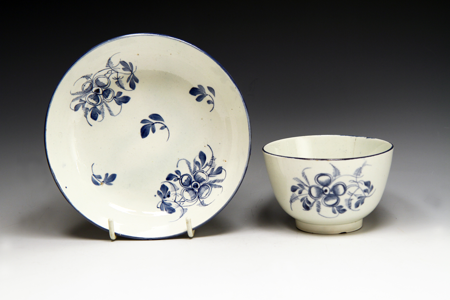 1024 - A pearlware teabowl and saucer c 1780